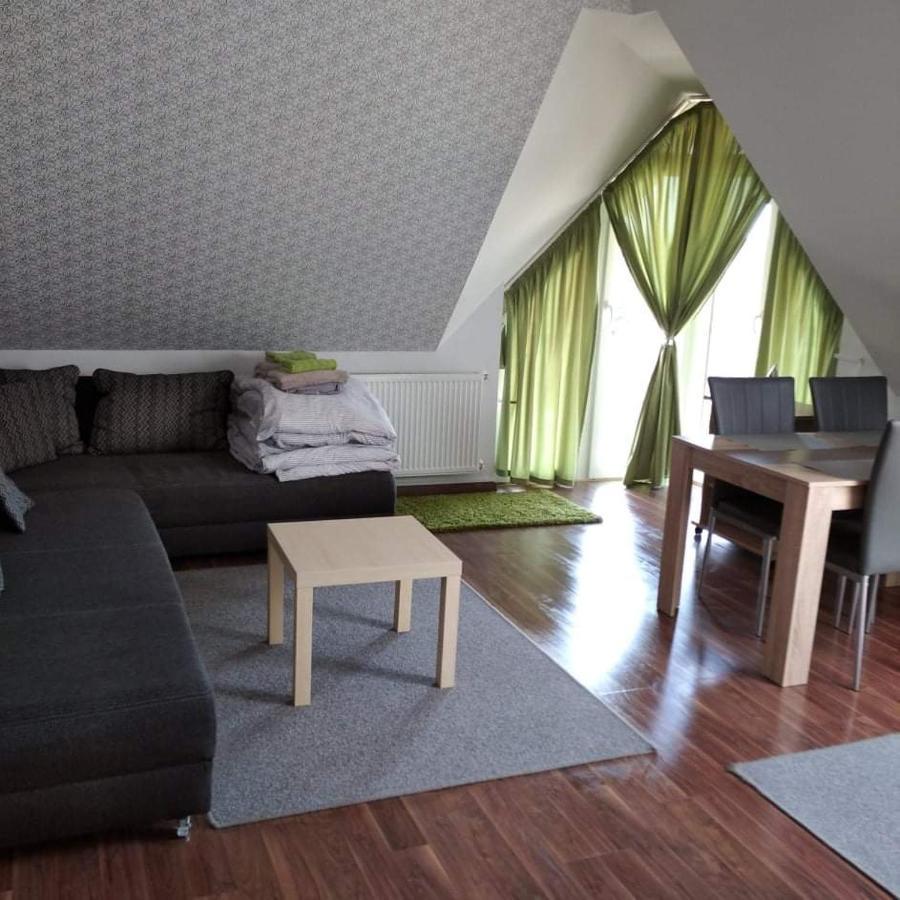 Tahiti Apartman ไฮจ์ดุสโซบอสโล ภายนอก รูปภาพ