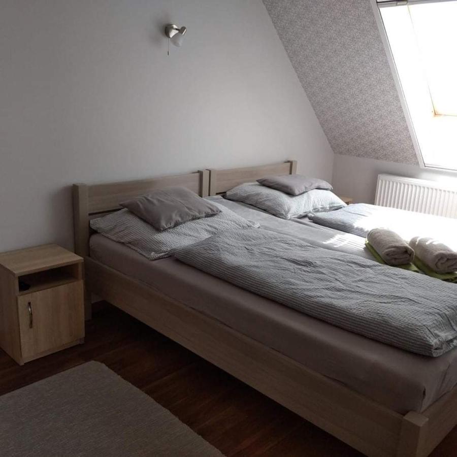 Tahiti Apartman ไฮจ์ดุสโซบอสโล ภายนอก รูปภาพ