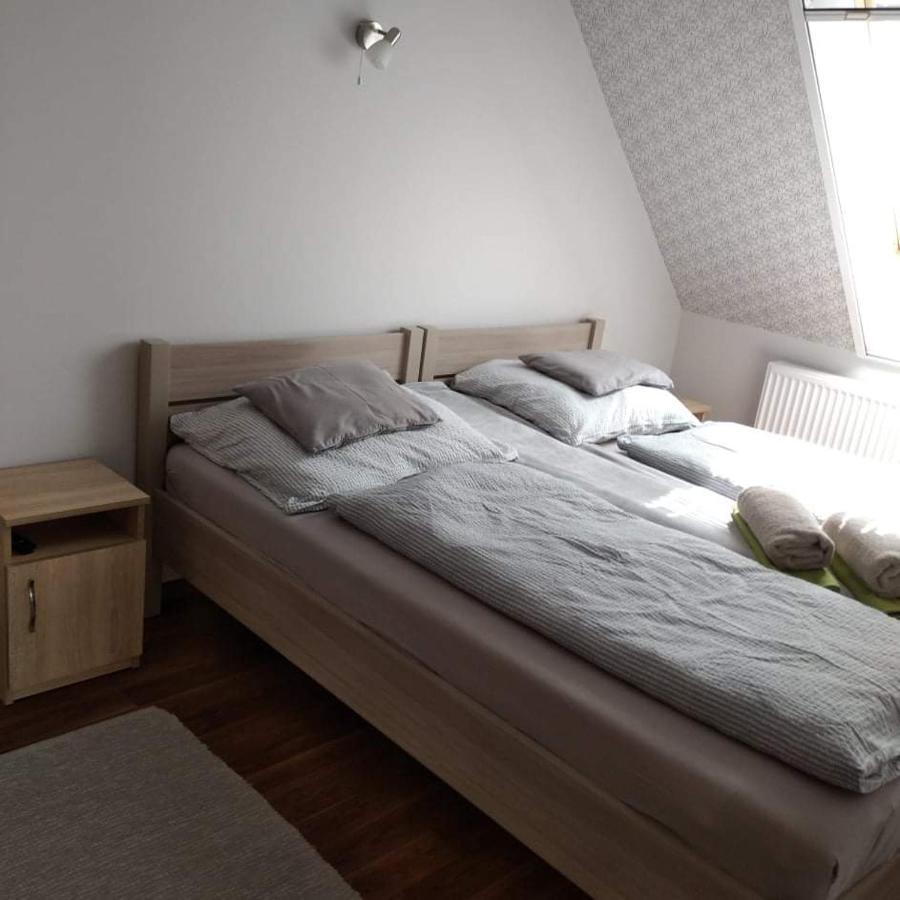 Tahiti Apartman ไฮจ์ดุสโซบอสโล ภายนอก รูปภาพ