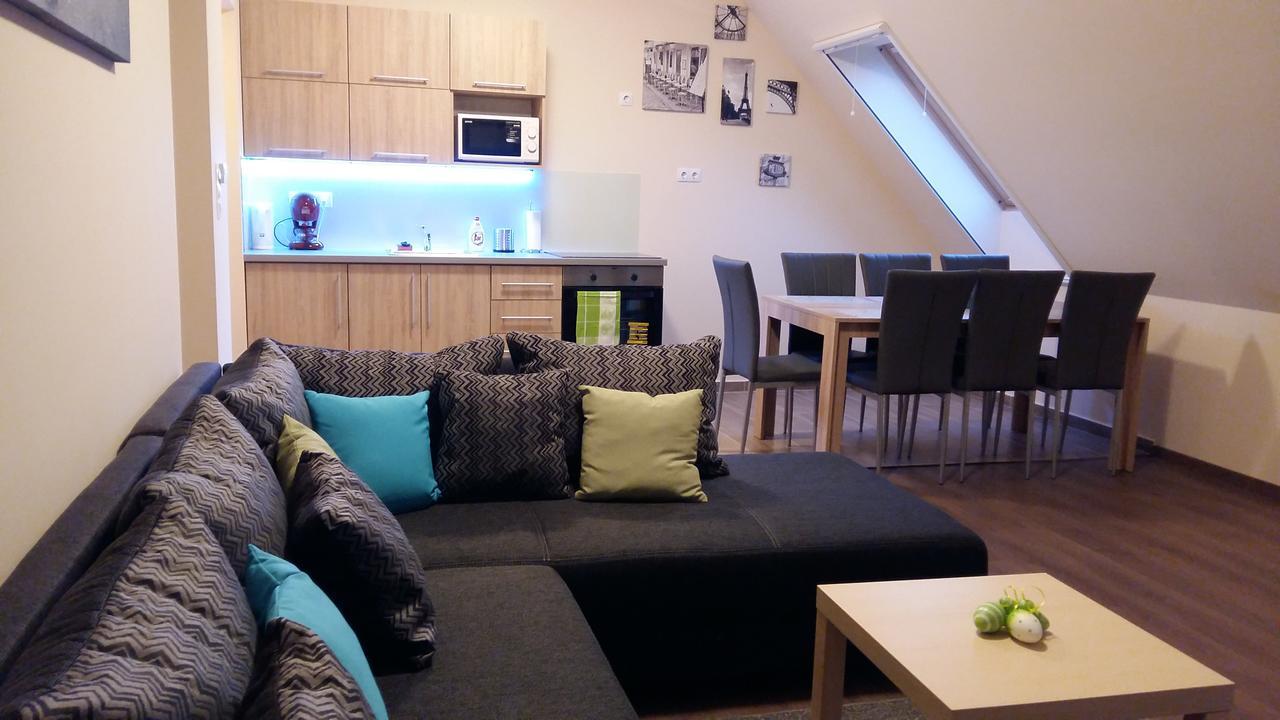 Tahiti Apartman ไฮจ์ดุสโซบอสโล ภายนอก รูปภาพ