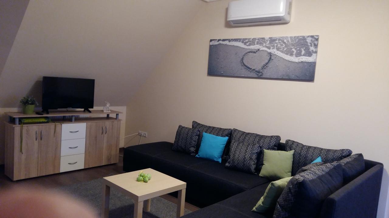 Tahiti Apartman ไฮจ์ดุสโซบอสโล ภายนอก รูปภาพ